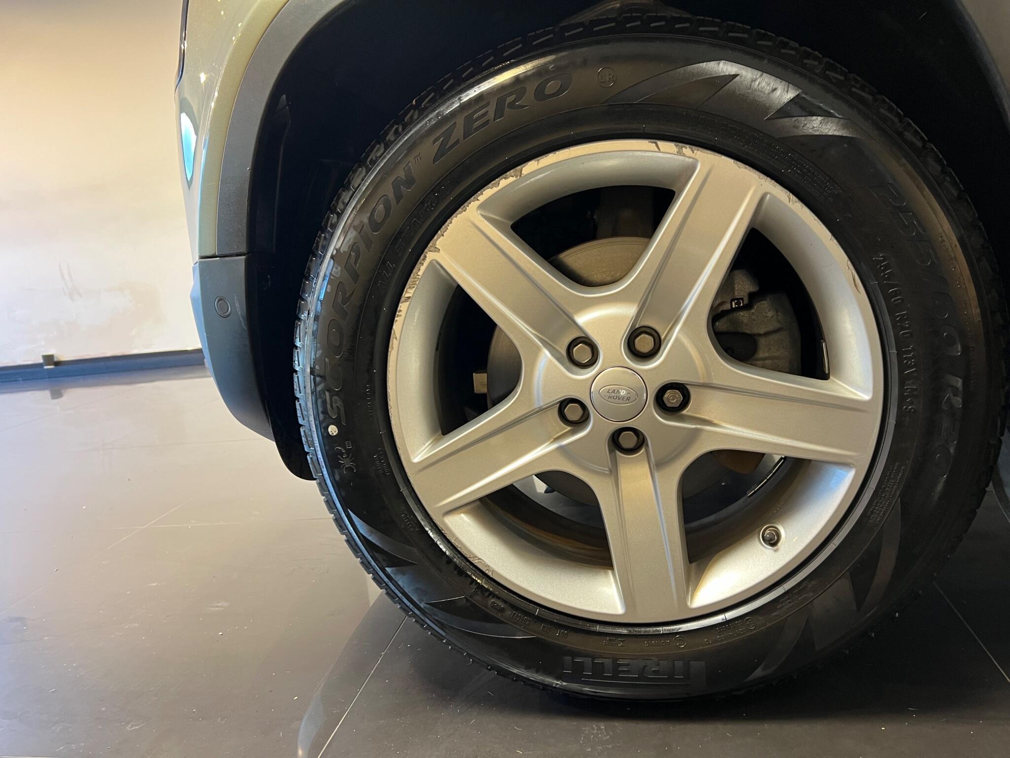 Land Rover Defender 110